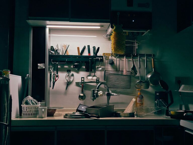 Herramientas Esenciales para una Cocina Pequeña y Funcional